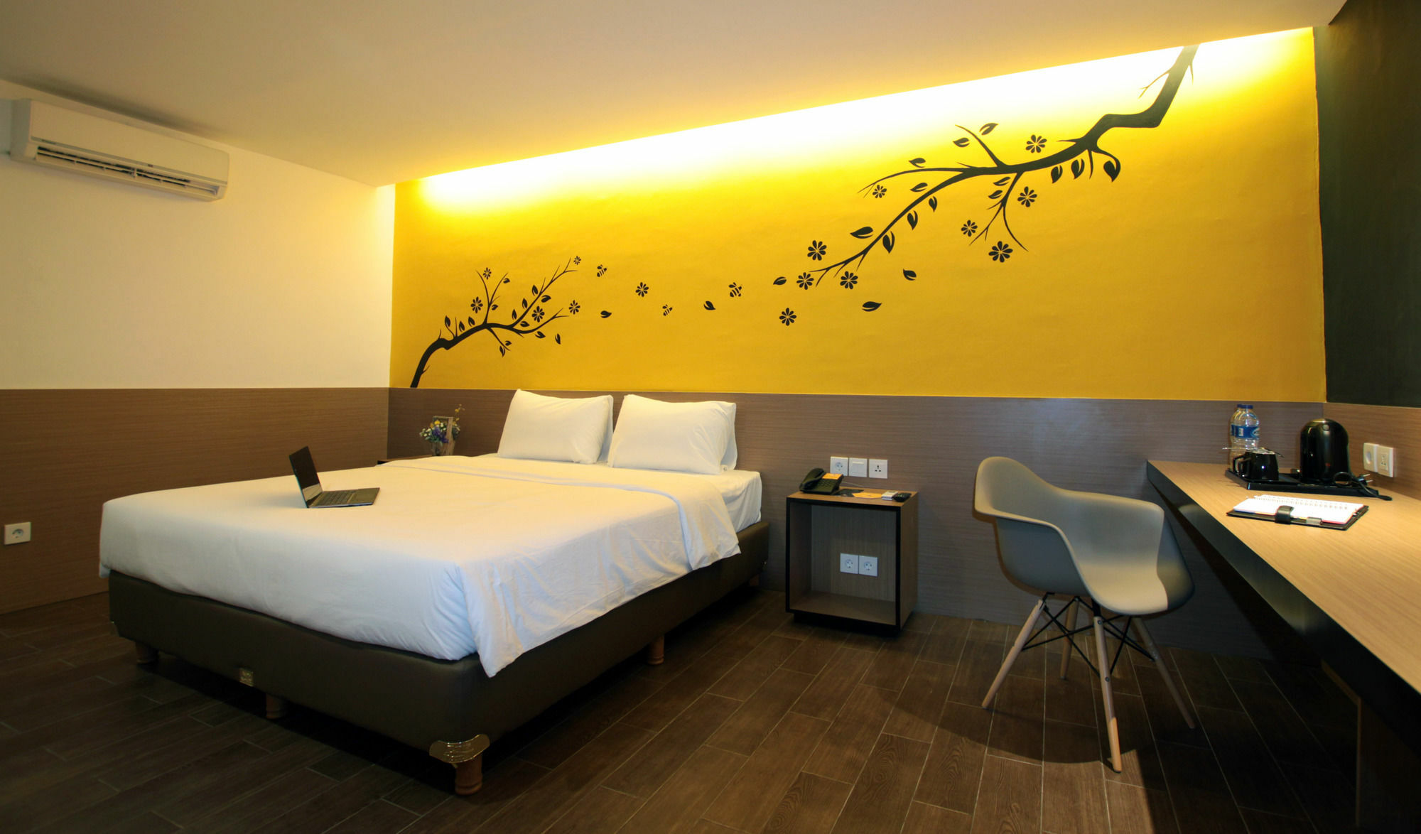Yellow Bee Tangerang Zewnętrze zdjęcie